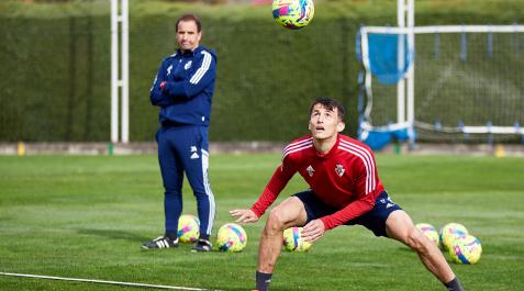 Budimir Budimir controla un balón de cabeza ante la mirada de Arrasate durante la sesión de fútbol-tenis.