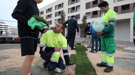 Ardoi Durante toda la mañana los alumnos y alumnas han ido pasando a colocar su trozo de césped en el jardín del planeta de Ardoi