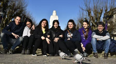 Ikastolas Las alumnas de Lizarra Ikastola flanqueadas por dos de sus profesores.