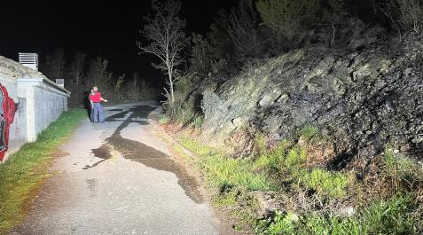 IncendioArtica Agentes de la Policía Foral junto a la zona calcinada por el fuego.