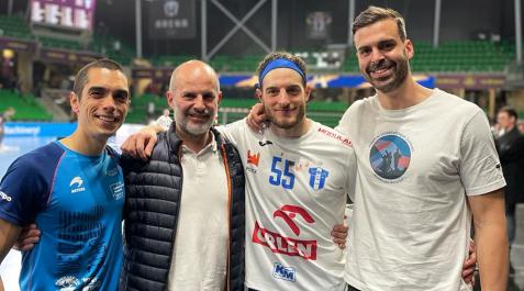 Mindeguia Pablo Idoate y Txema Urdiáin -profesores de San Cernin- con Niko Mindegia y Javier Barragán, ex jugador antoniano, en Nantes.
