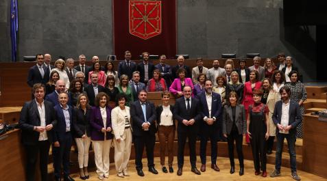 Foto de familia de los parlamentarios en el último pleno de legislatura Foto de familia de los parlamentarios en el último pleno de legislatura