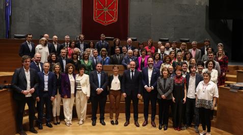 Foto de familia de los parlamentarios en el último pleno de legislatura Foto de familia de los parlamentarios en el último pleno de legislatura
