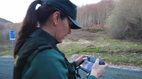 DronGCivil Una agente de la Guardia Civil observa en la pantalla del dron la imagen del dispositivo de búsqueda.