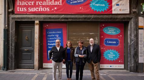 Arilla garzaron Óscar Arilla (izquierda), en la presentación de la campaña del ayuntamiento para embellecer los locales vacíos del Casco Viejo