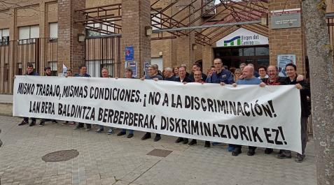 Protesta del profesorado del CIP Virgen del Camino Protesta del profesorado del CIP Virgen del Camino, este viernes en la puerta del centro