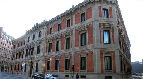 2013_L_Parlamento de (37172405) Fachada de la sede del Parlamento de Navarra, en una imagen de archivo