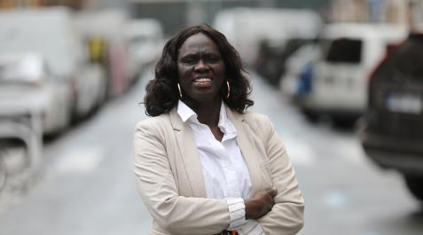 Fátima Djarra Sani, mediadora y activista contra la mutilación genital femenina, en la calle Aralar, donde se ubica la sede de Médicos del Mundo.