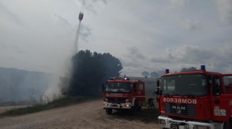 lerin El helicóptero realiza una descarga de agua cerca de la granja