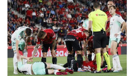 Kike Barja y Jaume Costa, en el suelo tras sufrir un golpe Mallorca - Osasuna en directo
