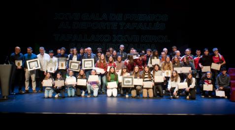 Foto de familia de los premiados, finalistas y representantes institucionales una vez concluida la gala de ayer en Tafalla Foto de familia de los premiados, finalistas y representantes institucionales una vez concluida la gala de ayer en Tafalla