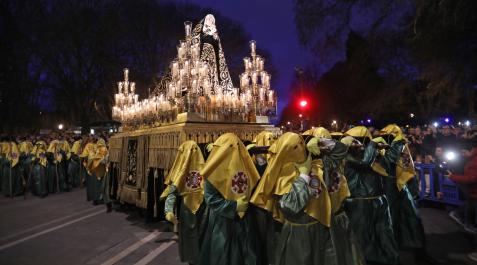 Un momento del traslado de la Dolorosa Un momento del traslado de la Dolorosa