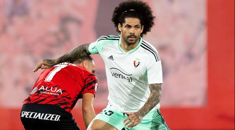 Aridane se marcha de Muriqi, a quien ganó la partida Mallorca-Osasuna