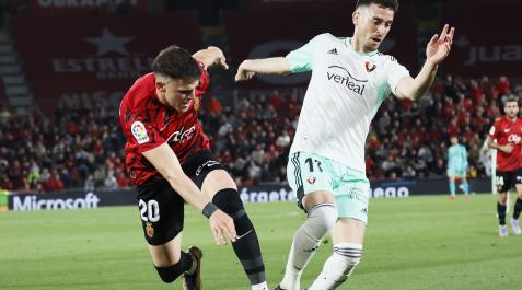 Kike Barja, que este sábado cumple añlos, pelea por el balón con Giovanni Gonzálezñ.