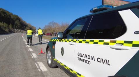 Imagen de archivo de dos agentes de Tráfico de la Guardia Civil Imagen de archivo de dos agentes de Tráfico de la Guardia Civil