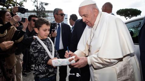 El papa Francisco firma un autógrafo en la escayola de un niño que lo esperaba a su salida del hospital, este sábado El papa Francisco firma un autógrafo en la escayola de un niño que lo esperaba a su salida del hospital, este sábado