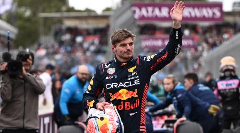 Max Verstappen (Red Bull) saluda al público en el circuito Albert Park de Melbourne Max Verstappen