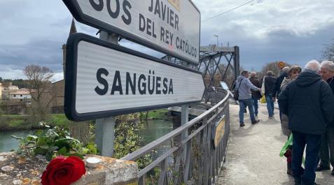 Placa en recuerdo de José María Álvarez García, junto al puente de Sangüesa Placa en recuerdo de José María Álvarez García, junto al puente de Sangüesa