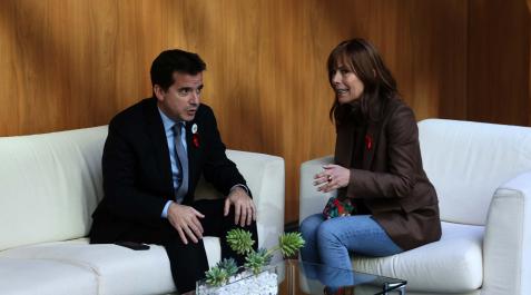 Irujo y Barkos El consejero Mikel Irujo, y Uxue Barkos, ambos de Geroa Bai, hablan en el Parlamento