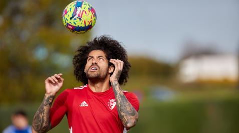 Aridane mira fijamente el balón en un entrenamiento en Tajonar Aridane mira fijamente el balón en un entrenamiento en Tajonar
