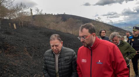 Incendios-Asturias El presidente del principado de Asturias, Adrián Barbón (c), acompaña al alcalde de Oviedo, Allfredo Canteli, durante su visita a las zonas quemadas del Monte Naranco de Oviedo