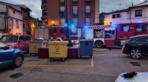 Varios camiones de bomberos en las inmediaciones de la vivienda incendiada en Marcilla Varios camiones de bomberos en las inmediaciones de la vivienda incendiada en Marcilla