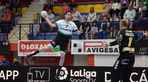 Martín Ganuza salta para lanzar frente a Nordlander, exportero de Anaitasuna