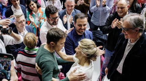 diaz-garzon-errejon La ministra de Trabajo y Economía Social, Yolanda Díaz, saluda al líder de Más País, Íñigo Errejón, ante la mirada del ministro Alberto Garzón durante el acto 'Hoy empieza todo' de la plataforma Sumar