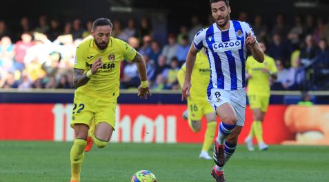 El delantero del Villarreal, José Luis Morales, persigue el balón ante el centrocampista de la Real Sociedad, Mikel Merino