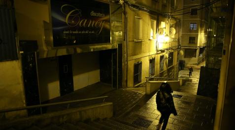 discoteca-caney-milagrosa-escaleras Acceso a la discoteca Caney situada en las escaleras entre las calles Abejeras y Río Ega en Pamplona, donde se produjo la agresión
