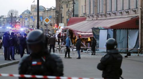 bomba-san-petersburgo-bloguero Varios policías acordonan la zona en la que se encuentra la cafetería de San Petersburgo en la que ha explotado la bomba
