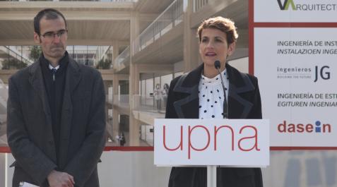 La Presidenta de Navarra, María Chivite, y el vicerrector de Economía, Planificación y Estrategia de la UPNA, Martín Larraza, durante el acto. La Presidenta de Navarra, María Chivite, y el vicerrector de Economía, Planificación y Estrategia de la UPNA, Martín Larraza, durante el acto.