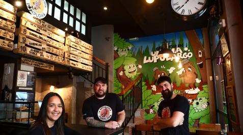 growleria Zuly Prospert, Jorge Martínez y David Salinas, en la cervecería hamburguesería Growlería, en la calle Aoiz 20