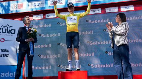 Vuelta al País Vasco etapa 1 El británico del Ineos Ethan Hayter celebra el mallot amarillo tras ganar la primera etapa de la Itzulia Basque Country 2023.