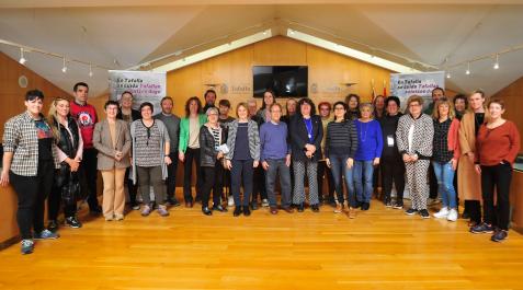 tafalla-pacto-cuidados Representantes de todos los colectivos y entidades que este lunes suscribieron el Pacto por los Cuidados de Tafalla