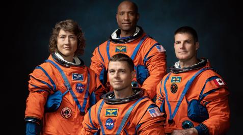 NASA-astronautas-artemis Astronautas de la misión Artemis II (de izq. a dcha.): Christina Hammock Koch, Reid Wiseman (sentado), y Victor Glover, y el astronauta de la Agencia Espacial Canadiense Jeremy Hansen, que viajarán a la Luna en noviembre de 2024 a bordo de la nave Orion