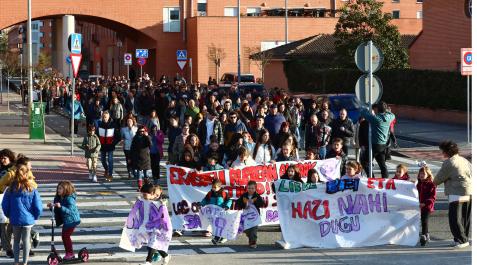 protesta-buztintxuri Parte delantera de la marcha que transcurrió hasta el lugar donde se produjo la agresión en el paso subterráneo entre Buztintxuri y San Jorge
