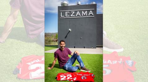 Raúl García, en Lezama, con dos camisetas suyas: una que usó en la semifinal de la UEFA con Osasuna y la del Athletic de esta temporada.