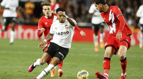 Justin Kluivert, autor del tanto del empate, trata de marcharse del jugador del Rayo Alejandro Catena.