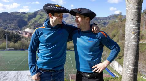 zabaleta-elordi Zabaleta y Elordi, juntos con la txapela de campeones de Parejas, este lunes en Eibar