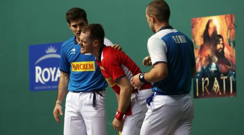 unai-laso Gesto de dolor de Unai Laso tras resbalar en una mancha de sudor del suelo y caer en la final del Campeonato de Parejas
