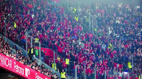 La afición de Osasuna se hizo notar en la grada de San Mamés durante todo el partido de vuelta La afición de Osasuna se hizo notar en la grada de San Mamés durante todo el partido de vuelta