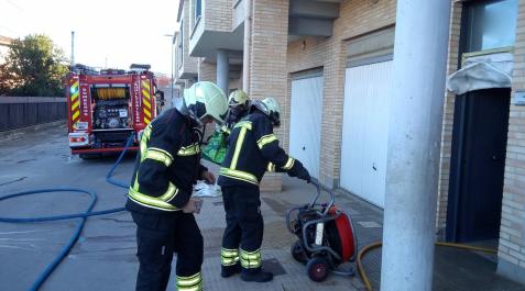 Imagen de los bombero trabajando en el incendio de una vivienda en Fitero Imagen de los bombero trabajando en el incendio de una vivienda en Fitero