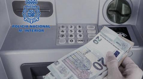 Varios billetes en un cajero Varios billetes en un cajero