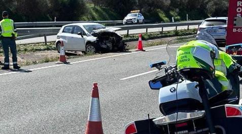 Yerri Estado en el que quedó el automóvil tras sufrir la salida de vía en la A12.