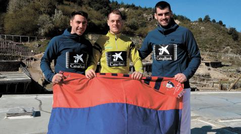 etxeberrua-laso-ezkurdia Los tres navarros que van a tomar parte en el Manomanista 2023, este miércoles en Salinas. De izquierda a derecha, Peio Etxeberria, Unai Laso y Joseba Ezkurdia