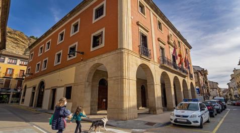 Fachada del Ayuntamiento de Lodosa en una imagen de archivo Fachada del Ayuntamiento de Lodosa en una imagen de archivo