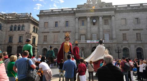 Los gigantes de Tafalla bailan frente al Ayuntamiento de Barcelona, donde levantaron gran expectación Los gigantes de Tafalla bailan frente al Ayuntamiento de Barcelona, donde levantaron gran expectación