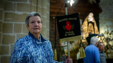 Visi Díez Visi Díez Díez de Arizaleta, con uno de los estandartes que simbolizan los siete dolores de la Virgen. Lo portará en la procesión.