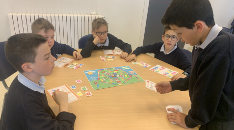 Captura4 Alumnos de 4º de Primaria de Miravalles-El Redín jugando y atendiendo instrucciones del alumno de 5º de Primaria, que arbitra en el juego